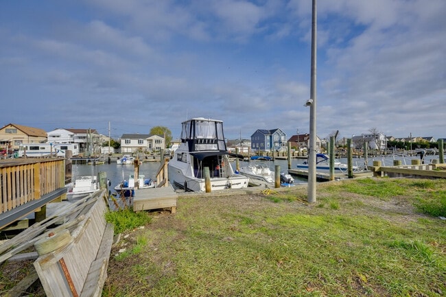 Building Photo - 1017 California Pl S