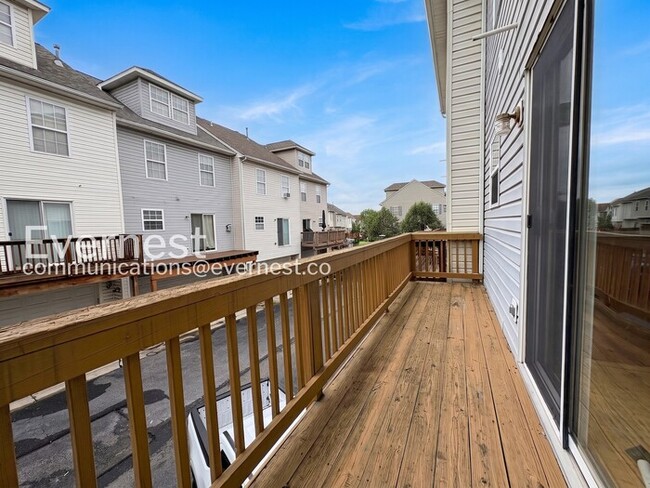 Building Photo - 3 Bed/2 Bath Townhome with Garage / Pet-Friendly / Vouchers Accepted / Available Now!