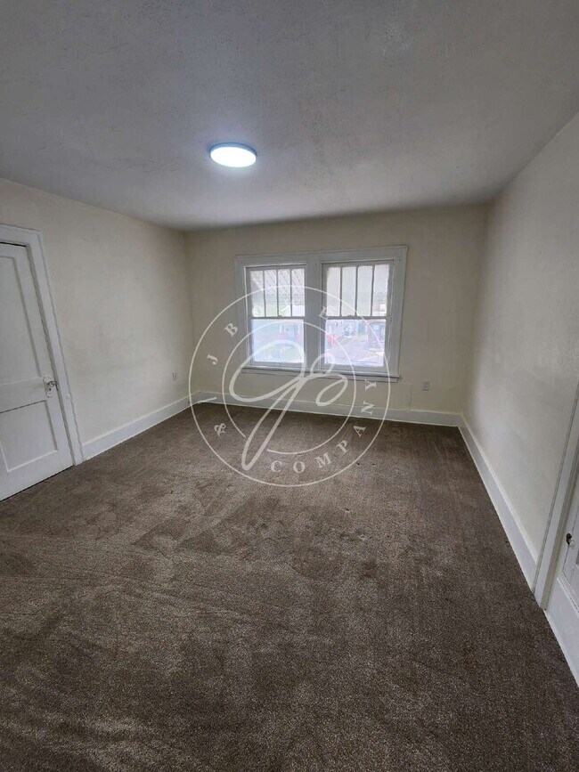 Building Photo - Spacious 3 bed 1 bath 2 story home with