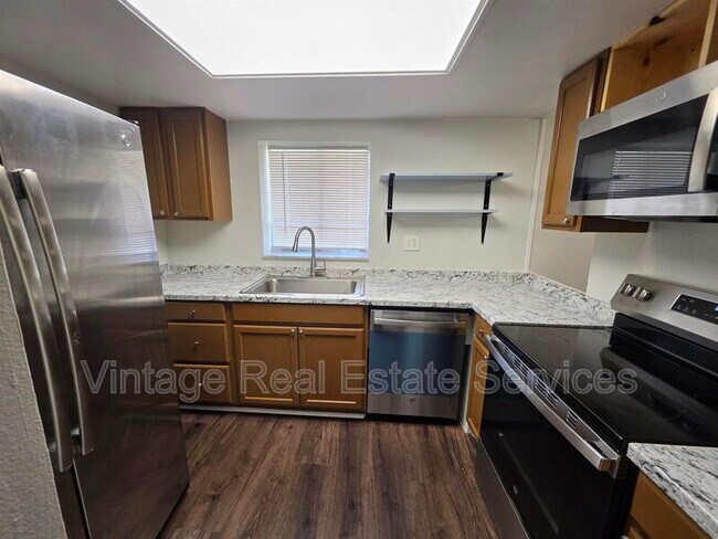 Building Photo - 851 Creekway Ct