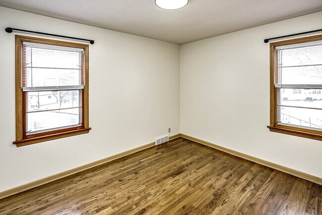 Building Photo - PRE-LEASING Spacious 3-Bed and 2-Bath Apartment!