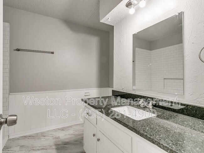 Building Photo - 1011 Crown Dr