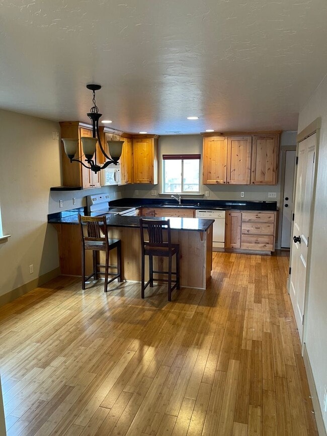 Building Photo - Custom 3-Bedroom with Fenced Yard in heart of Sisters!