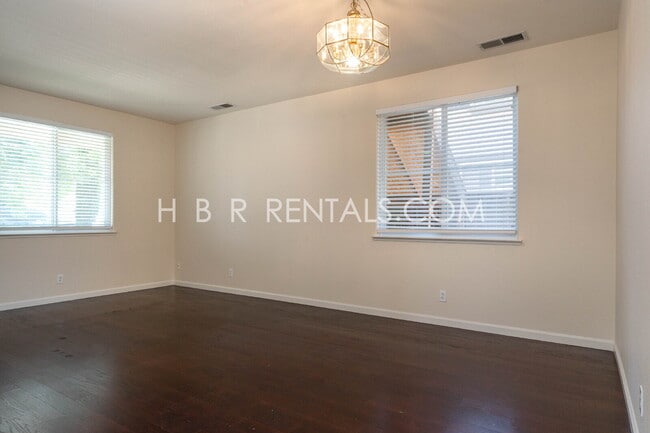 Building Photo - 803 Twin Oaks Dr
