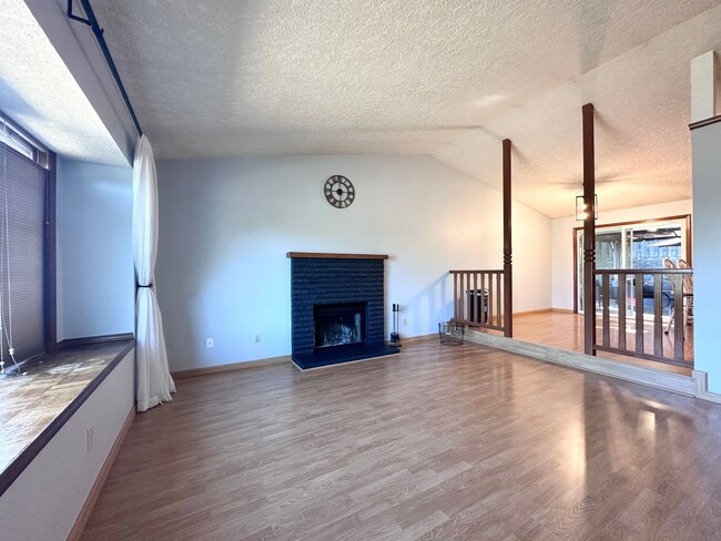 Building Photo - 3 Bed 2.5 Bath 3 Level Home w/ Furnished B...