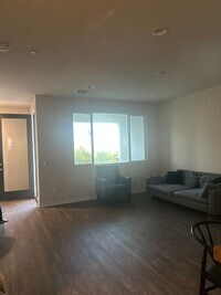 Building Photo - 712 Highline Way