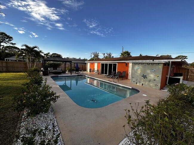 Building Photo - 1129 Riviera St