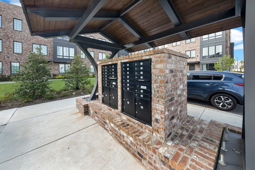 Building Photo - 265 Castleberry Station Dr SW