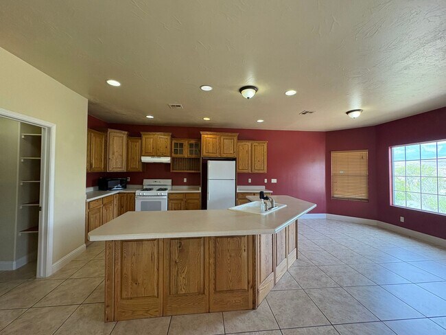 Building Photo - Beautiful 4 Bed 2.5 Bath in Laverkin