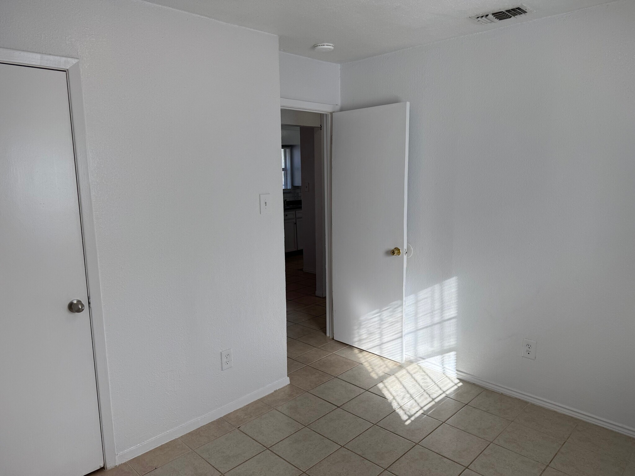 Building Photo - 2934 Chestnut Ave