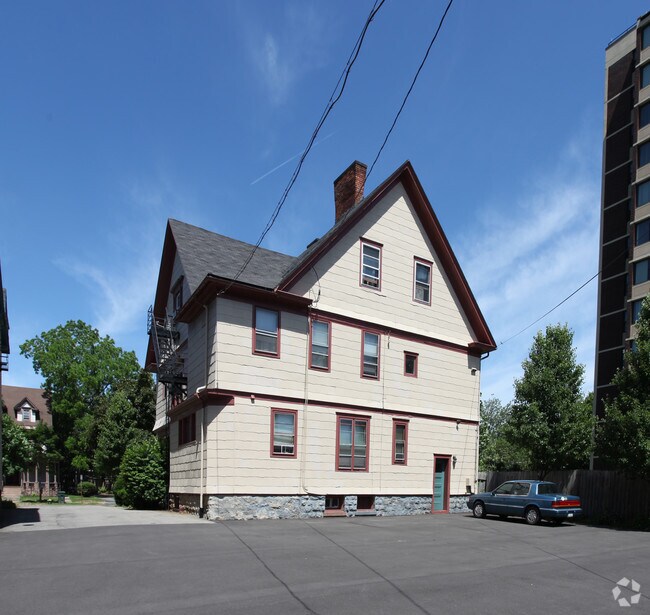 Building Photo - 32 N Goodman St
