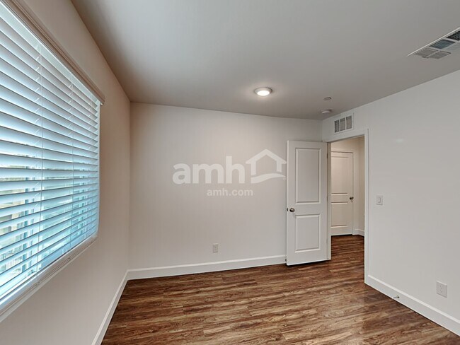 Building Photo - 10076 Roseum Ct
