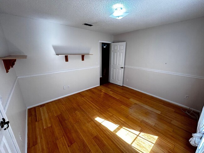 Building Photo - Wonderful 4/3 minutes from the beach! Must...