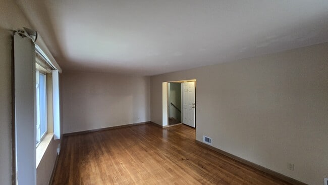 Building Photo - 426 Rushmore Ln