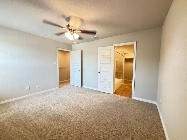 Building Photo - Brand New 3 Bd 2.5 Full Bath Townhouse Near UTSA & LaCantera