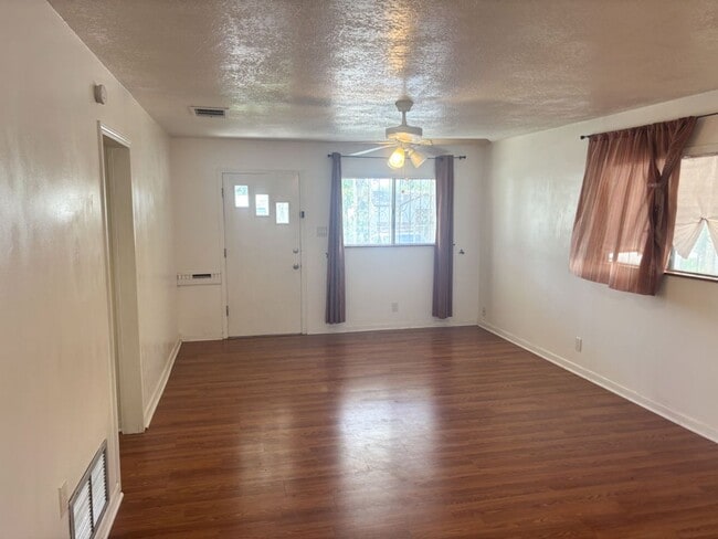 Building Photo - 2 bedroom/1 bath available for IMMEDIATE M...