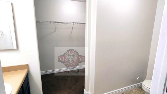 Building Photo - Great 3 Bed 2 Bath Sandy Condo!!
