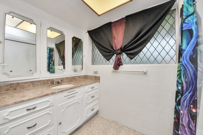 Building Photo - 5001 Glenhaven Dr