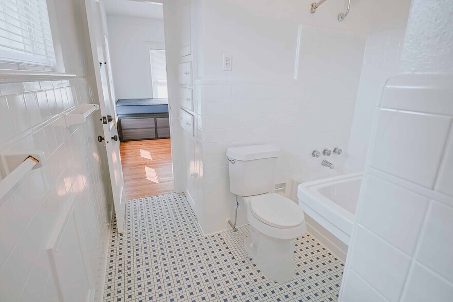 Bathroom - 4907 Louisiana St