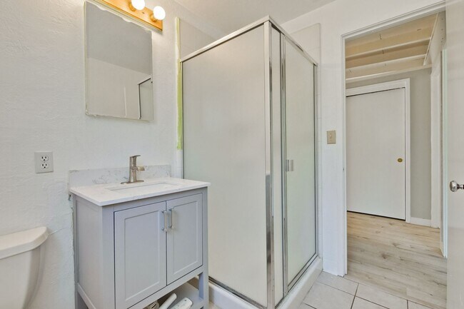 Building Photo - 3049 Harding Ave