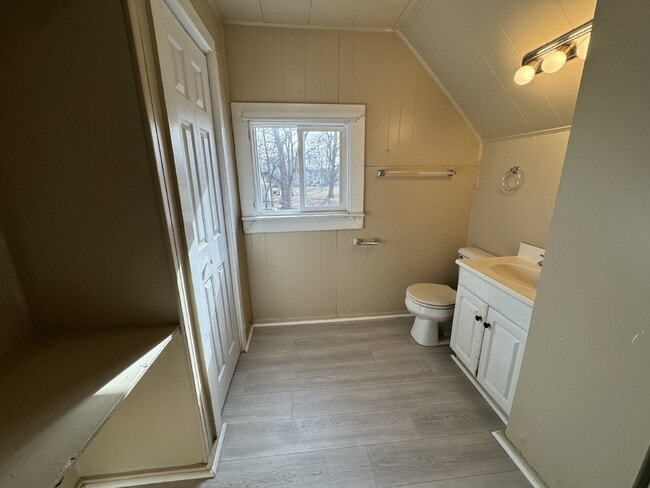 Building Photo - 3 Bedroom 2 Bath Where Timeless History Meets Modern Living!