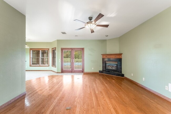 Building Photo - Beautiful spacious 3 bedroom home with a p...