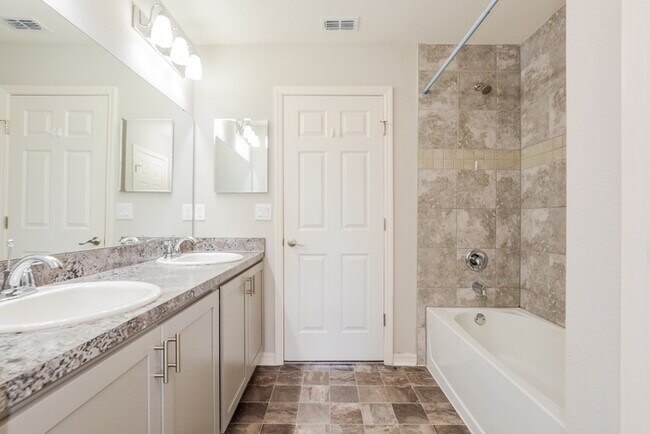 Building Photo - Bright 5-Bedroom Home in Winter Haven, FL