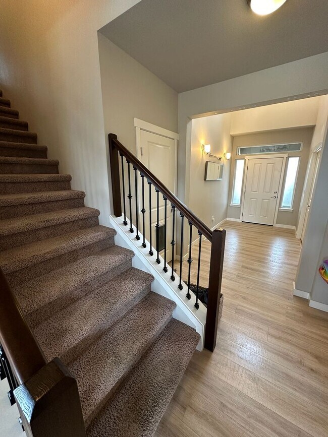 Building Photo - Gem Heights Area Luxury