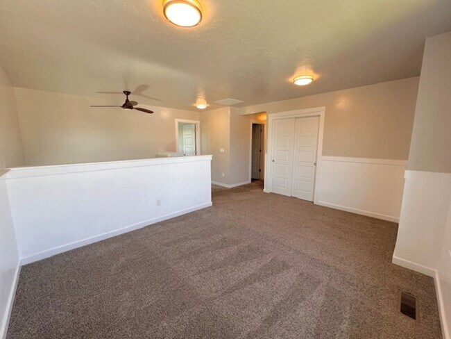 Building Photo - Beautiful 4 Bed, 2.5 Bath Plus Office in S...