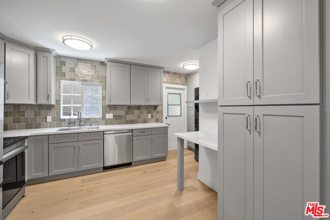 Building Photo - 839 Westmount Dr