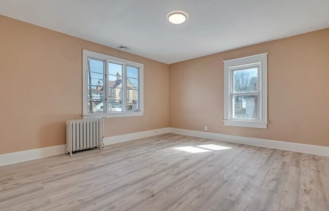 Building Photo - Welcome to this stunning, newly renovated 6-bedroom, 2-bath single-family home, offering the perf...