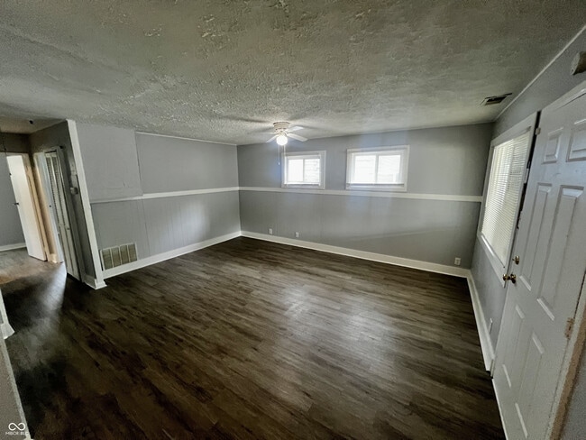 Building Photo - 2933 N Gladstone Ave