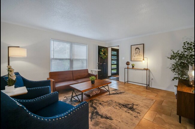 Building Photo - Beautifully renovated 2bed 1bath