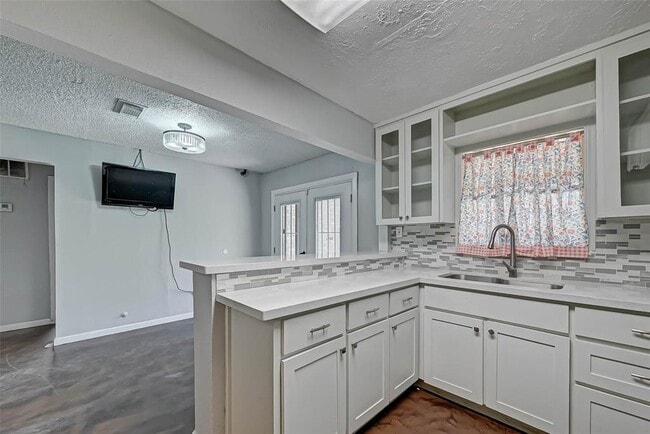 Building Photo - 8414 Flintridge Dr