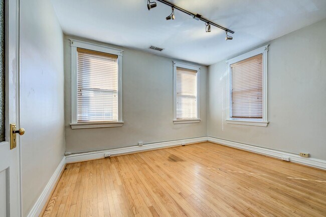 Building Photo - OPPORTUNITY KNOCKS 3 BED 1 BATH 1,400 SF ±...