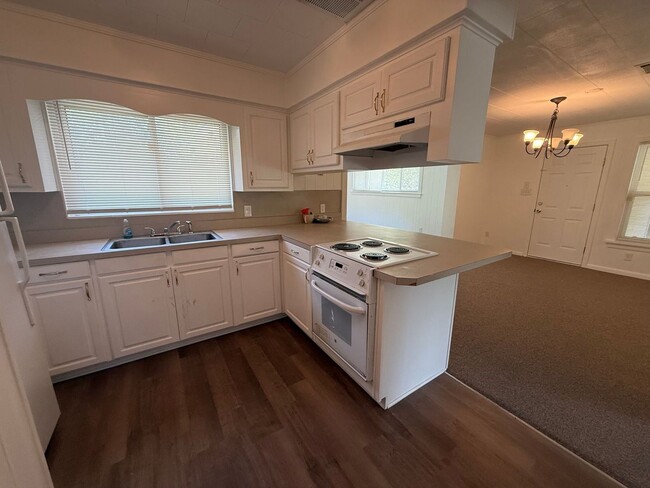Building Photo - Pensacola - Lakeview - 3 bedroom, 2 bathroom