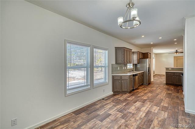 Building Photo - 904 W 6th St