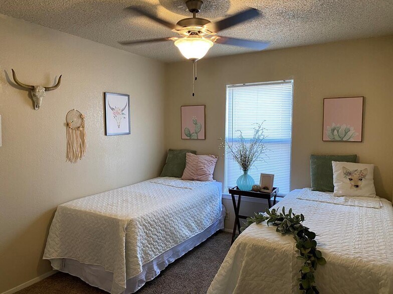 Building Photo - 1204 Aspen St