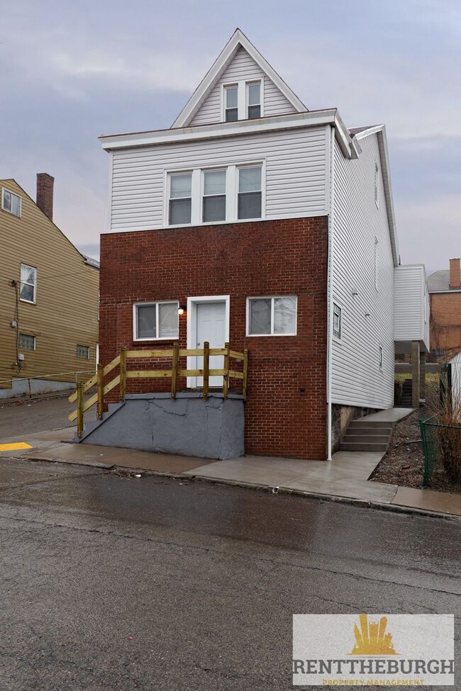 Building Photo - Updated 4BR 2 Full Bath House with Parking!