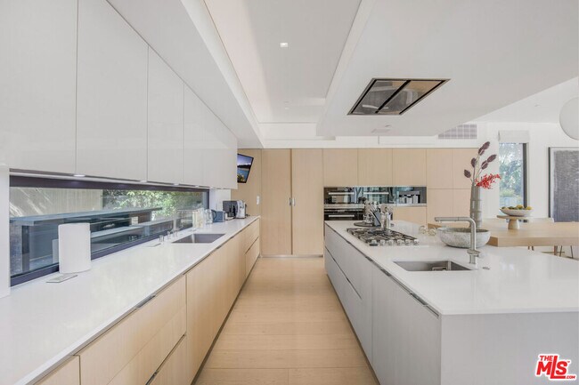 Building Photo - 9255 Swallow Dr