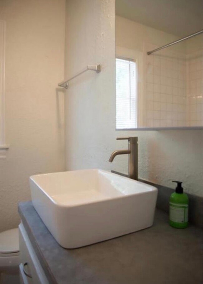 Building Photo - 1817 Beall St