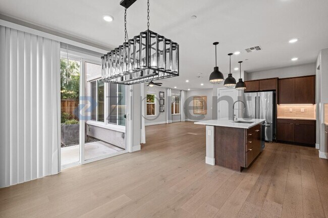 Building Photo - 285 Bear Creek Dr