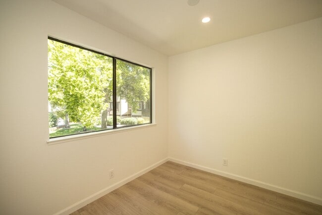 Building Photo - Completely Remodeled 2 Bed, 2 Bath Condo in Desirable Greenhouse Complex!