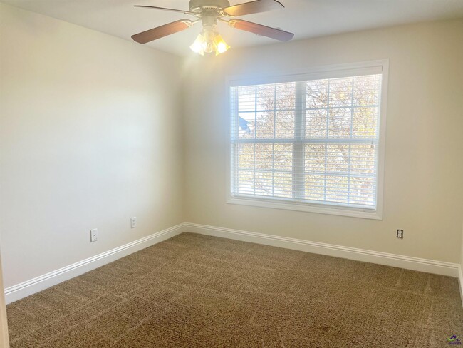 Building Photo - 300 Pembroke Pointe