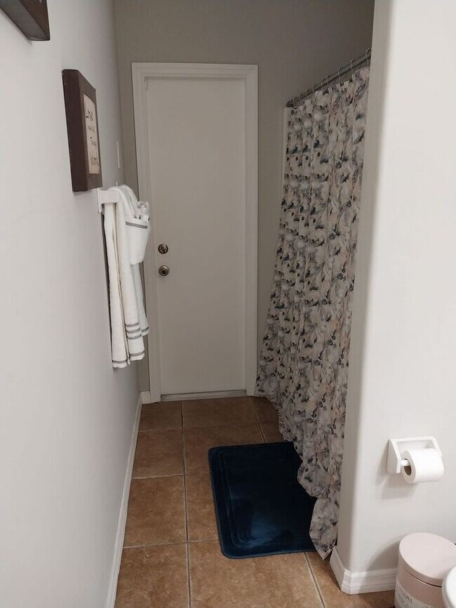 Building Photo - Welcome to Your Ideal Rental Retreat!