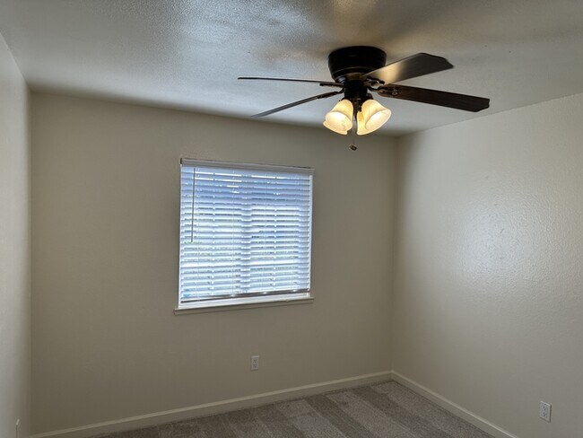 Building Photo - Beautiful Manteca 3 Bedroom Single Story H...