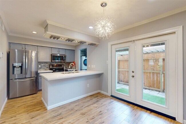 Building Photo - 10615 Briar Forest Dr