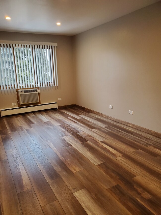 Living room - 411 W Mondamin St
