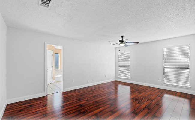 Building Photo - 2321 Parkside Dr