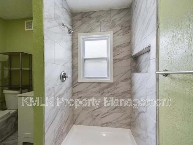 Building Photo - 187 W Long St